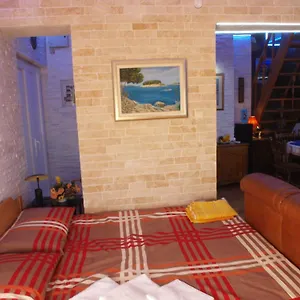 Apartman And Dalibor, Nin